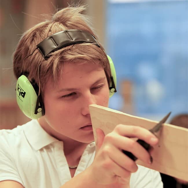 Elev arbetar koncentrerat